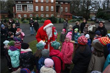 Die Wellener Kinder sangen zusammen mit dem Weihnachtsmann viele Adventslieder. 