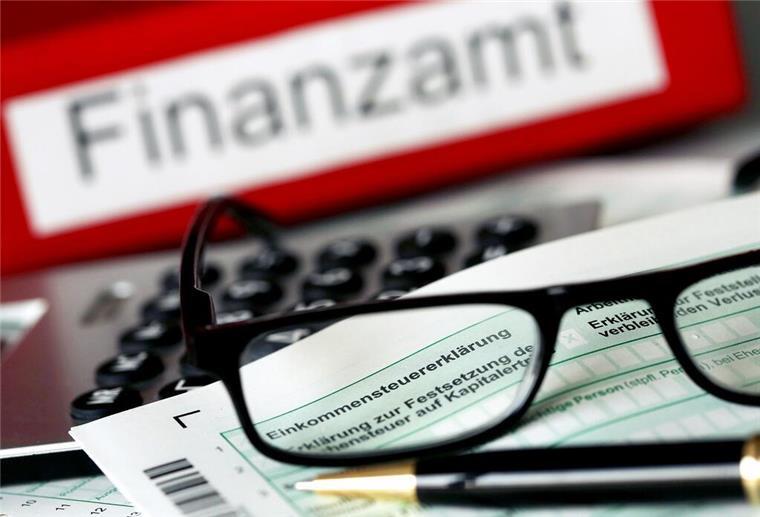 Abgabefrist der Steuererklärung verpasst? Diese Strafen können drohen Eine Brille und ein Stift liegen auf dem Formular einer Steuererklärung.