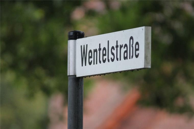 Kirchtimke: Gemeinderat gibt grünes Licht für Schwerlastverkehr Die Wentelstraße in Kirchtimke ist eine schmale Asphaltstraße, die genutzt wird, um etwa nach Rhadereistedt zu fahren. Demnächst wird dort regerer Verkehr herrschen, als sonst. Bis zu 35 Lastwagen werden über diese Route Bodenmaterial für einen Lärmschutzwall der Schießanlage in Rhadereistedt anliefern.
