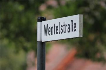 Die Wentelstraße in Kirchtimke ist eine schmale Asphaltstraße, die genutzt wird, um etwa nach Rhadereistedt zu fahren. Demnächst wird dort regerer Verkehr herrschen, als sonst. Bis zu 35 Lastwagen werden über diese Route Bodenmaterial für einen Lärmschutzwall der Schießanlage in Rhadereistedt anliefern.