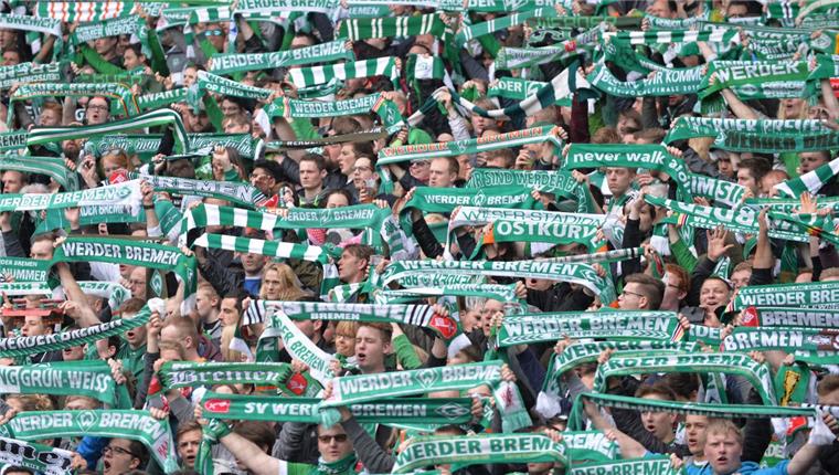 So feiern die Fans im Netz den Sieg von Werder gegen Stuttgart Die Werder-Fans hatten am Montag allen Grund zum Feiern. Mit 6:2 besiegten die Bremer den VfB Stuttgart.