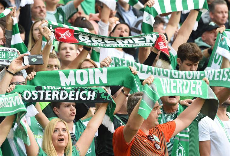Werder-Frauen feiern ersten Saisonsieg: 2:0 gegen Turbine Potsdam Die Werder-Fans hatten beim Sieg der Bremer Frauen gegen Aufsteiger Turbine Potsdam Grund zum Jubeln (Symbolbild).