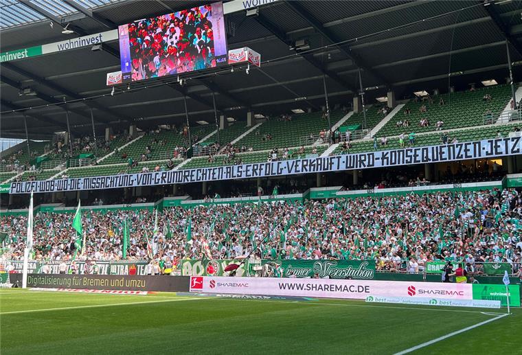 Die Werder-Fans in der Ostkurve machen mit einem Banner "Polizei WOB wo die Missachtung von Grundrechten als Erfolg verkauft wird - Konsequenzen jetzt!" auf den Polizeieinsatz beim Auswärtsspiel in Wolfsburg aufmerksam.
