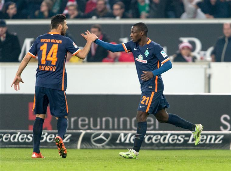 Fußball: Werder holt einen Punkt in Stuttgart Die Werder-Profis Claudio Pizarro (links) und Torschjütze Anthony Ujah jubeln nach dem Tor zum 1:1. Foto Maurer/dpa