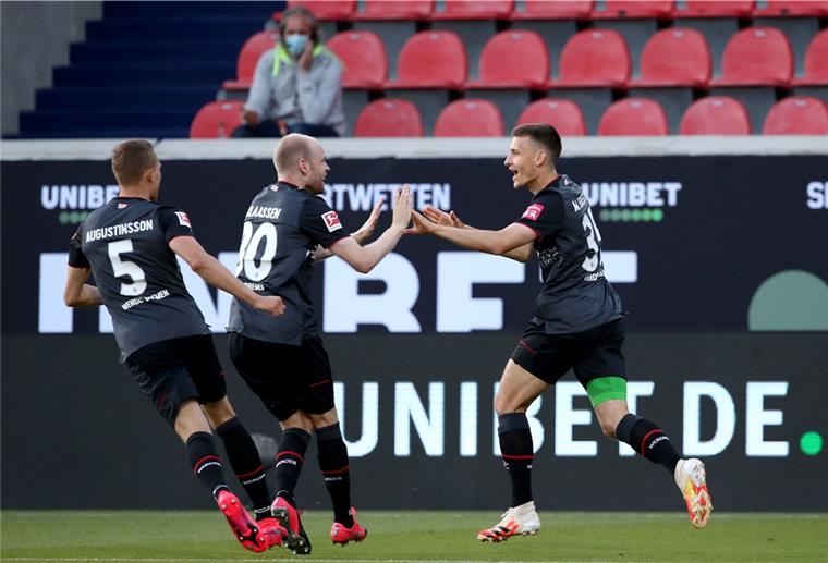 Die Werder-Profis (von links) Ludwig Augustinsson, Davy Klaassen und Maximilian Eggestein freuen sich über den frühen Führungstreffer.