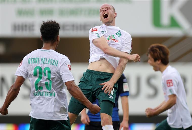 Werder Bremen: Wichtiger Sieg im Abstiegskampf Die Werder-Spieler sind in guter Laune: Hier feiert Davy Klaassen (Mitte) sein Tor zum 3:0 gegen Paderborn.