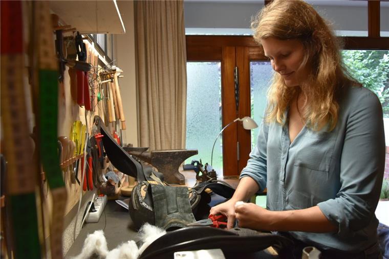 Sattlerin statt Studium: Junge Breddorferin repariert Reitersättel Die Werkstatt hat Arleen Schlobohm direkt in ihrem Haus in Breddorf eingerichtet: Hier bearbeitet sie seit April 2016 Sättel, in dem sie die alte Wolle herausschneidet und mit neuer ersetzt. Zange und Stopfeisen hat sie dafür immer griffbereit.