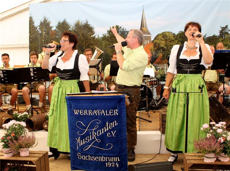 Buschfest in Kirchtimke: Publikum zeigt sich textsicher Die Werrataler Musikanten Sachsenbrunn aus dem oberfränkisch geprägten Teil Thüringens mit dem singenden Terzett Viola Fritz, Steffen Bottke und Birgit Bischoff riss die Freunde volkstümlicher Musik im Kirchtimker Festzelt ein ums andere Mal zu Beifallsstürmen hin.