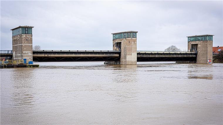 Weiterhin herausfordernde Hochwasserlage: Regen erwartet Die Weser führt im Landkreis Nienburg/Weser Hochwasser.