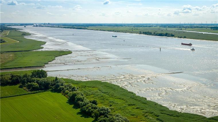 Weser-Vertiefung - Minister: Bessere Wasserqualität nötig Die Weser zwischen Brake und Nordenham.