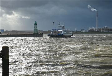 Die Weserfähre Bremerhaven fährt auf den Fähranleger zu.