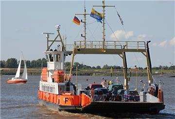 Die Weserfähre zwischen Sandstedt (Kreis Cuxhaven) und Brake (Kreis Wesermarsch) kreuzt am Sonntag (05.09.2010) die Weser. 