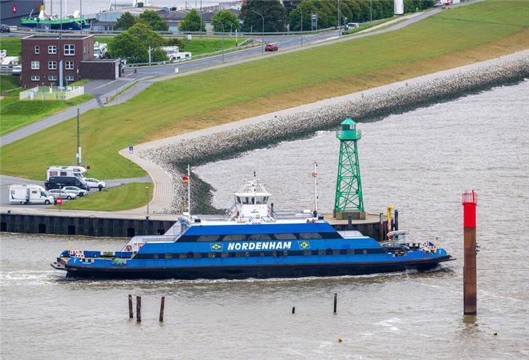 Weserfähre fährt heute nur eingeschränkt 01.06.2023, Bremen, Bremerhaven: Die Weserfähre Bremerhaven·Nordenham fährt an der abgebauten Nordmole vorbei. Foto: Sina Schuldt/dpa +++ dpa-Bildfunk +++