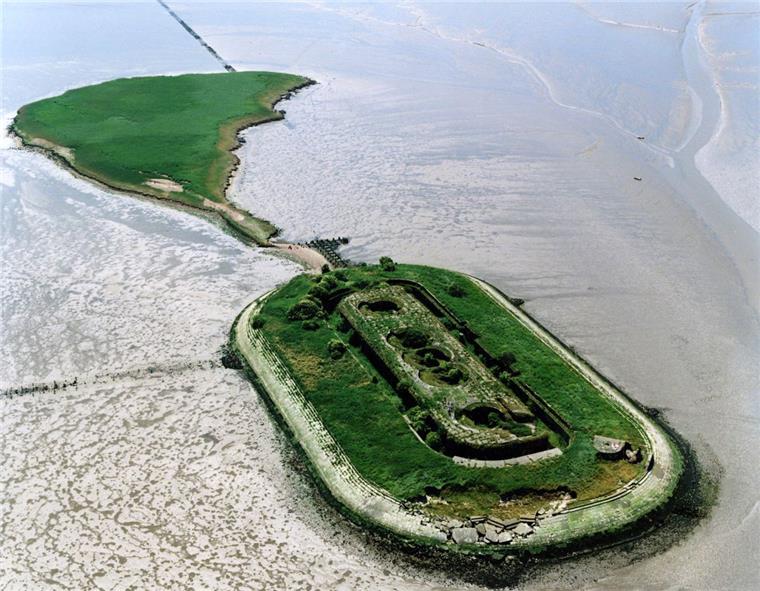 Lösung für Weserinsel Langlütjen II gesucht Die Weserinsel „Langlütjen II“ gehört einem privaten Eigentümer, der die dort befindliche Festungsanlage als nationales Baudenkmal erhalten und als Hotel nutzen will. Umweltschützer sind gegen diese Pläne, weil die Insel im Nationalpark Wattenmeer liegt. Foto WSA Bremerhaven