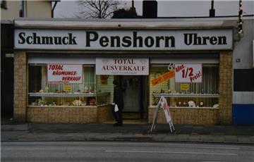 Die Weserstraße 84 in den 1980er Jahren. Das Schmuckgeschäft gibt es schon lange...