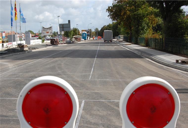 Die Weserstraße wird am Sonnabend für den Verkehr freigegeben. Die Sielbrücke (im Hintergrund) kann aber nur einseitig passiert werden.