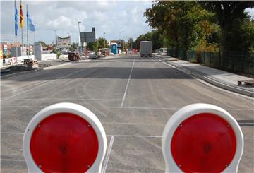 Die Weserstraße wird am Sonnabend für den Verkehr freigegeben. Die Sielbrücke (im Hintergrund) kann aber nur einseitig passiert werden.