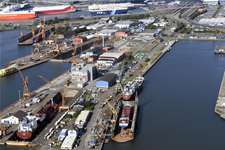 30 Millionen für Kajensanierung im Kaiserhafen III Die Westkaje im Kaiserhafen III wird auf 500 Meter Länge erneuert. Gerammt wird sie neun Meter hinter der bisherigen Kajenkante. Am Ende des Hafenbeckens soll eine Steganlage mit Liegeplätzen für die Bremenports-Arbeitsschiffe entstehen.