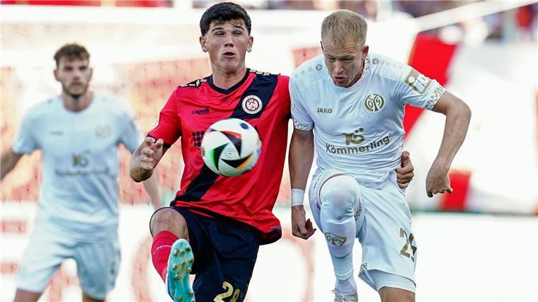Mainz wendet Pokal-Überraschung spät ab: 3:1 gegen Wiesbaden Die Wiesbadener um Moritz Flotho (l) und die Mainzer um Andreas Hanche-Olsen schenkten sich nichts.