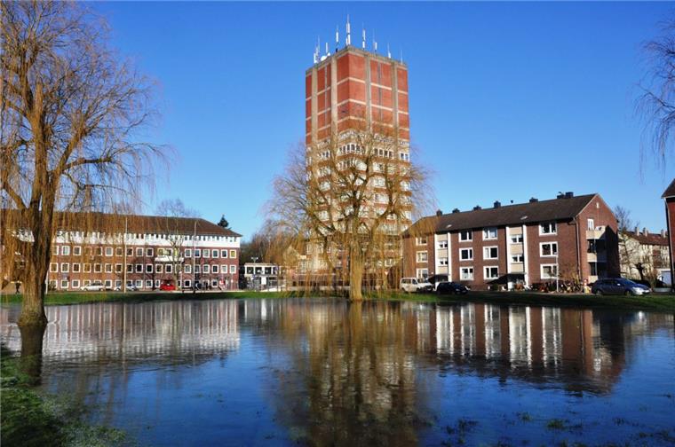 Die Wiese vorm Rathaus in  Nordenham ist geflutet. Gute Chancen für Schlittschuhläufer