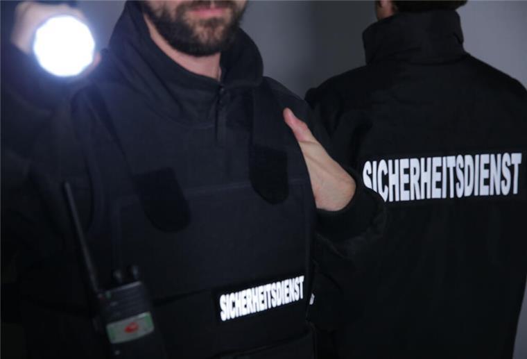 Schüler belästigt: Wilhelm-Raabe-Schule braucht jetzt einen Security-Dienst Mitarbeiter eines Sicherheitsdienstes