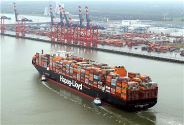 Ein großes Containerschiff vor einem Hafen