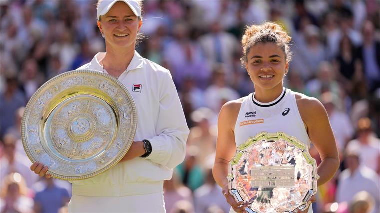 Novotna wandelt ihr Leben: Krejcikova ist Wimbledonsiegerin Die Wimbledon-Finalistinnen posieren nach dem Endspiel für die Fotografen.