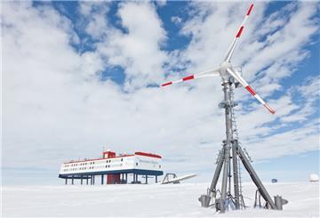Eine Windkraftanlage der Neumayer-Station III in der Antarktis.