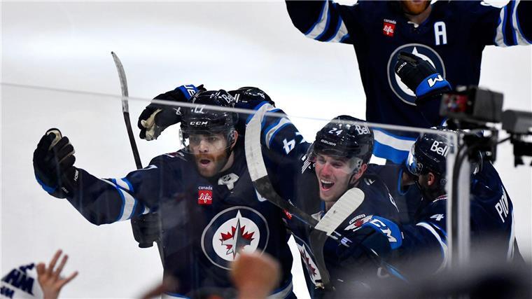Ausgleich zwei Sekunden vor Schluss: Winnipeg in NHL weiter Die Winnipeg Jets feiern nach dem Siegtreffer in der Verlängerung das Weiterkommen in den Playoffs.