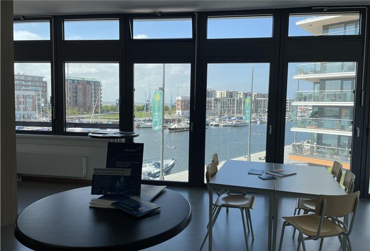 wisoak: Bildung im Berufsleben Blick auf den Neuen Hafen aus einem der Räume der wisoak Bremerhaven