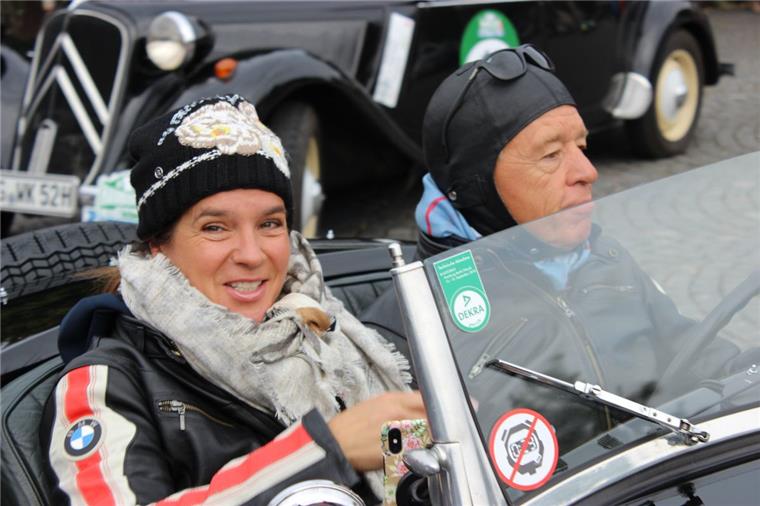 Oldtimer-Rallye: Katarina Witt als Beifahrerin in Zeven Die wohl prominenteste Beifahrerin im Fahrerfeld der Oldtimer-Rallye war die ehemalige Eiskunstlauf-Olympiasiegerin Katarina Witt.