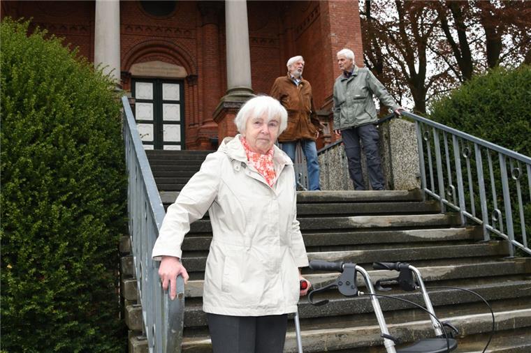 Wulsdorfer Friedhofskapelle für Gehbehinderte kaum zugänglich Die Wulsdorferin Inge Wille leidet unter der Parkinson-Krankheit. Ohne fremde Hilfe könnte sie die Treppe zur Wulsdorfer Friedshofskapelle nicht überwinden.