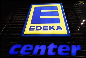 Ein Logo weist auf ein Einkaufcenter des Lebensmittelhändlers Edeka hin.