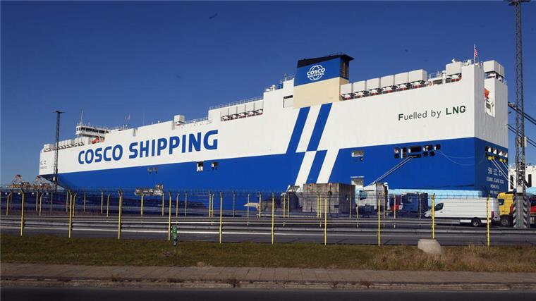Riesiger China-Frachter macht Halt in Bremerhaven: Warum bald noch deutlich mehr kommen Die „Xiang Jiang Kou“ liegt am BLG-Autoterminal in Bremerhaven. Das Schiff kann bis zu 7.000 Standardfahrzeuge laden.