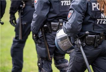 Einsatzkräfte der Polizei sperren einen Bereich ab