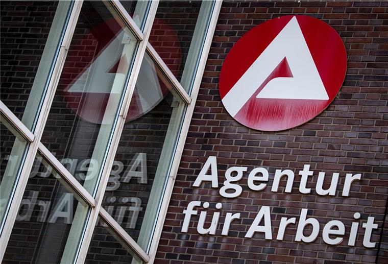 Ein Schild weist auf die Agentur für Arbeit hin. 