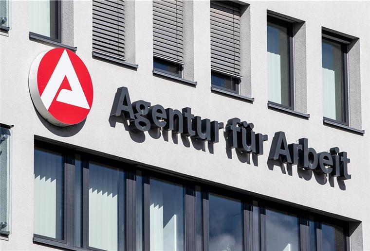 Zahl der Arbeitslosen steigt im Dezember Das Gebäude der Arbeitsagentur