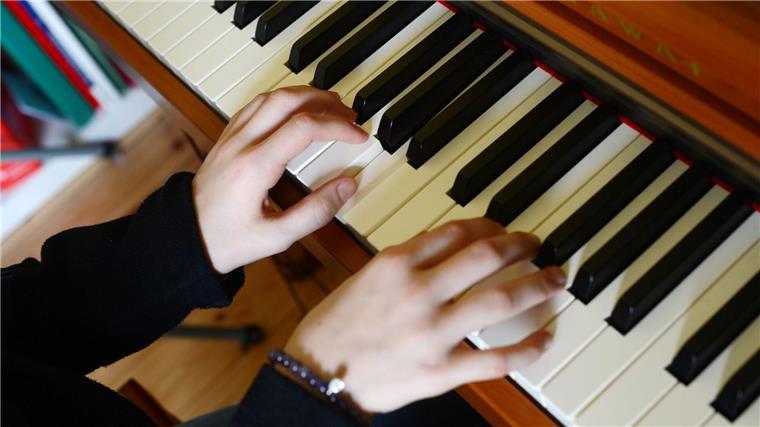 Aufwärtstrend bei Amateurmusik seit Corona Die Zahl der Hobbymusikerinnen und -musiker in Deutschland hat zugenommen. Das hat eine Studie ergeben. Klavier spielen ist dabei besonders beliebt.