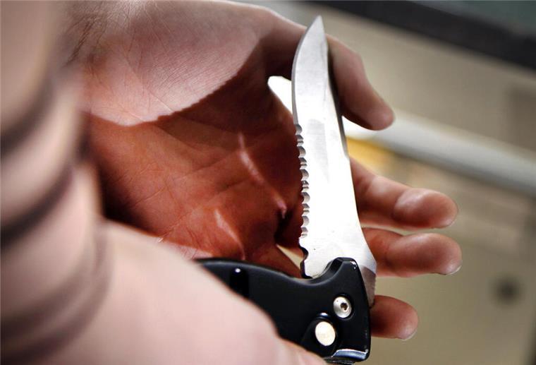 Zahl der Messerattacken in Bremerhaven gestiegen: Kommt ein Messerverbot? Klinge eines Klappmessers in einer Hand.