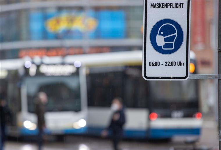 14.211 Corona-Neuinfektionen in Deutschland Ein Schild informiert über die Maskenpflicht auf dem Marienplatz in der Innenstadt von Schwerin.