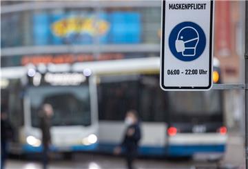 Ein Schild informiert über die Maskenpflicht auf dem Marienplatz in der Innenstadt von Schwerin.