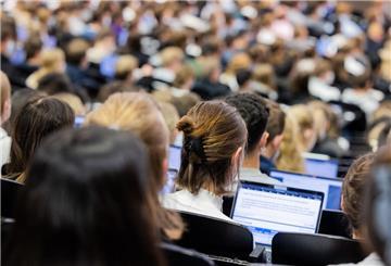 Die Zahl der Teilzeitstudenten in Bremen und Niedersachsen sinkt.