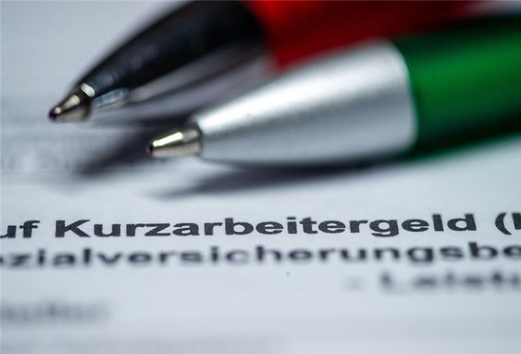 Erleichterte Regeln zu Kurzarbeit verlängert Zwei Kugelschreiber liegen auf einem Antragsformular für Kurzarbeitergeld.