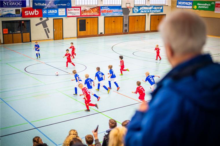 Fußball in Bremerhaven: Bambinis können's wie die Großen Die zahlreichen Besucher auf der Tribüne hatten ihren Spaß und konnten einige schöne Aktionen der ganz kleinen Kicker bestaunen und bejubeln.