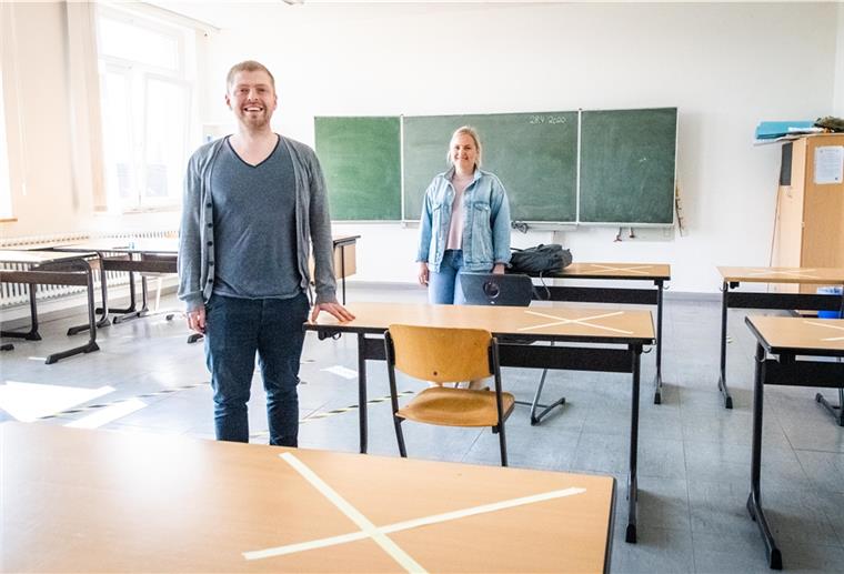 Die Zehntklässler besuchen seit dieser Woche schon wieder die Raabeschule in Geestemünde. Die Lehrkräfte Anna-Lena Schiess und Gerrit Hegeler zeigen einen KLassenraum, der Lernen mit Abstand ermöglicht.