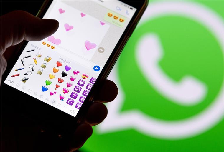 Eine Person hält ein Smartphone in der Hand. WhatsApp führt ein neues Limit beim Versenden von Nachrichten ein.