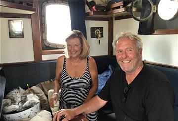 Die "Zephyr" ist 1931 mal als Motor-Frachter in Holland vom Stapel gelaufen. 1994 hat der Utrechter Jan Kuik sie vom norwegischen Eigner gekauft und eigenhändig zum Charter-Segler umgerüstet . Mit seiner Frau Louzina lebt er auch auf dem Schiff. 