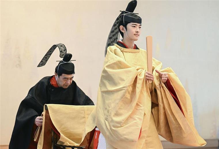 Zeremonie in Japan: Prinz Hisahito ist offiziell erwachsen Die Zeremonie fand aus organisatorischen Gründen erst ein Jahr nach Hisahitos 18. Geburtstag statt.