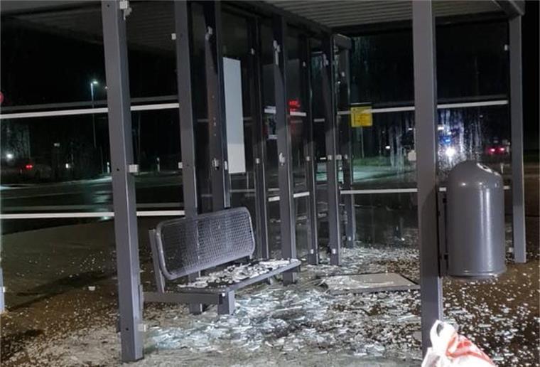 27 Bushaltestellen in Nordenham und Stadland zerstört Die zerstörte Bushaltestelle am Blexer Fähranleger.