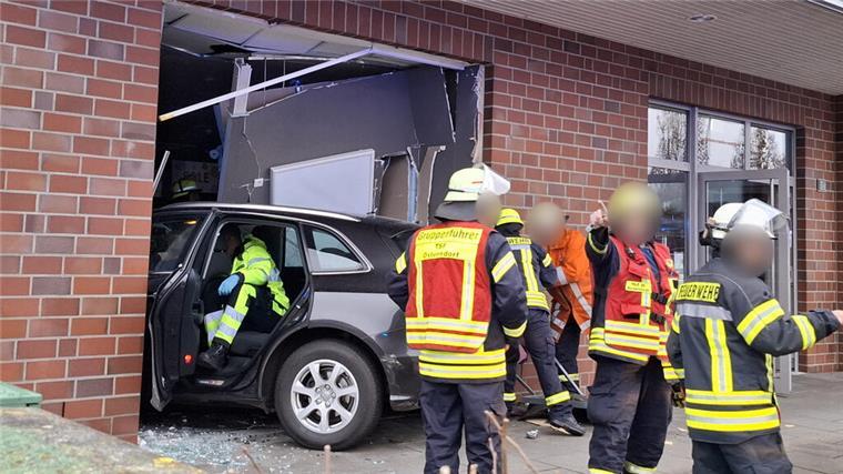 Beverstedt: Auto kracht in Schaufensterscheibe Unfall in Beverstedt